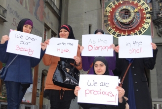 Musliminnen antworten «Femen»-Sextremistinnen: Unser Hijab, unsere Freiheit!
