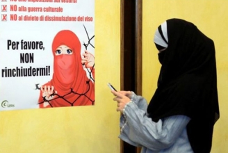 Grosser Rat in Fribourg genehmigt erstmals in der Schweiz ein Niqab-Verbot in Schulen