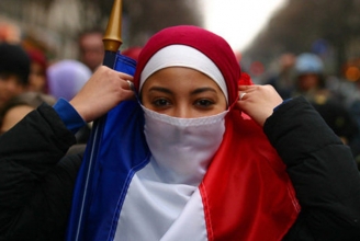 Frankreich: Entlassung einer Kindergärtnerin wegen Hijab war rechtswidrig