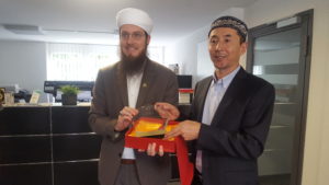 Mr. A Zhati von der ShIA (r) mit Nicolas Blancho