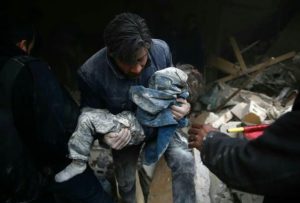 Aleppo am Ende. Ein Kind wird aus den Trümmern geborgen.