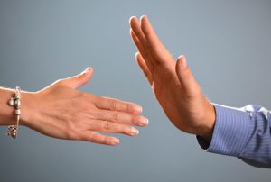 Islamischer Zentralrat sieht Zwang zum Händeschütteln mit Besorgnis
