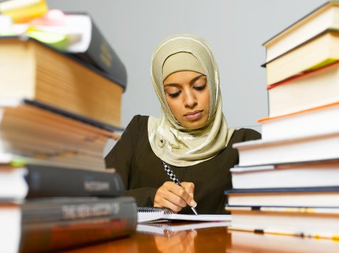 Stellungnahme: EKR lehnt Hijab-Verbot an öffentlichen Schulen als diskriminierend ab